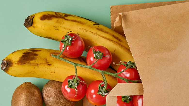   tomates cherry en bolsa de papel con plátanos