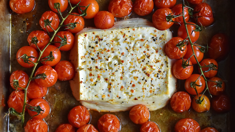   ser feta i pomidorki koktajlowe w naczyniu żaroodpornym