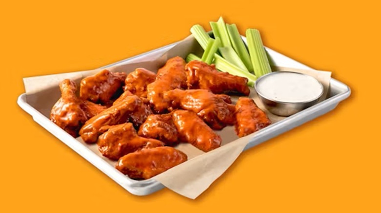 tray of Chuck E Cheese wings
