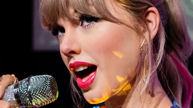 Taylor Swift singing into microphone 