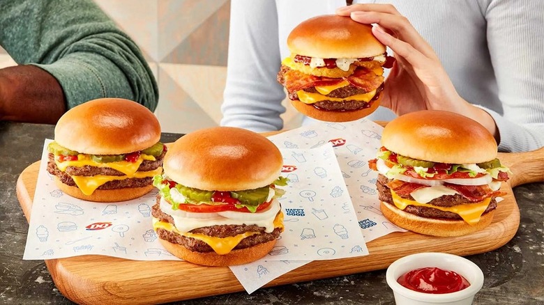 couple eating Dairy Queen Stackburgers