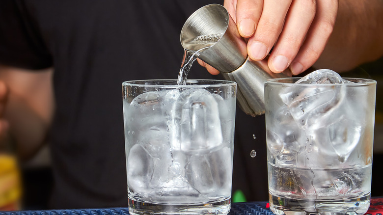   Bicchiere con alcool e ghiaccio
