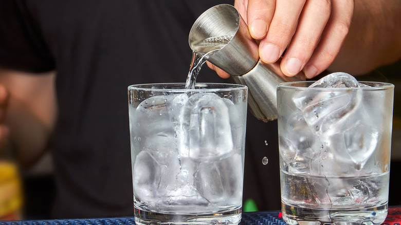   Vaso con alcohol y hielo