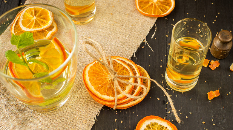   Nápoje z pomerančového likéru