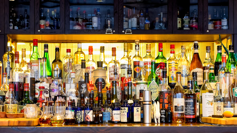   Wybór butelek barowych alkohol