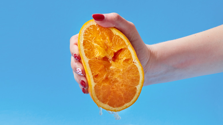   Käsin puristettu appelsiini