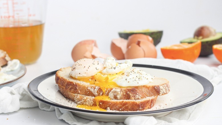 œufs pochés plaqués sur toast 
