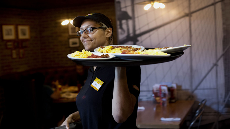 dennys waitress serving food