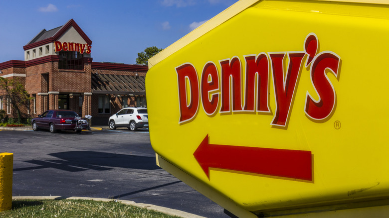 Denny's sign