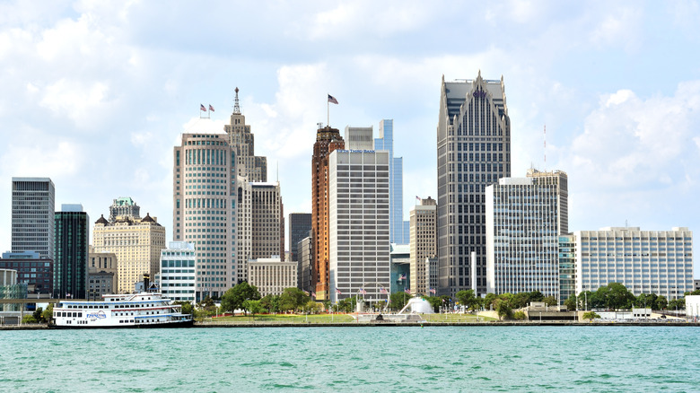 detroit city skyline in the summer