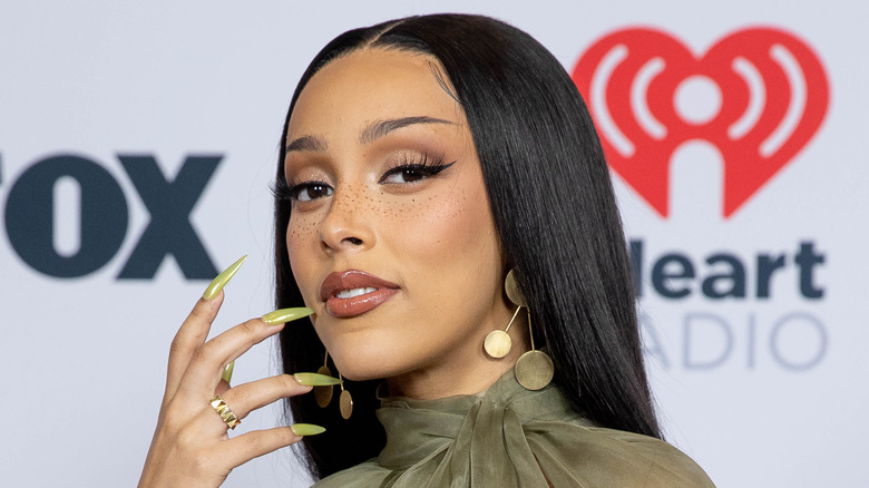 Did Doja Cat's Teeth Really Fall Out While Eating A Cookie?