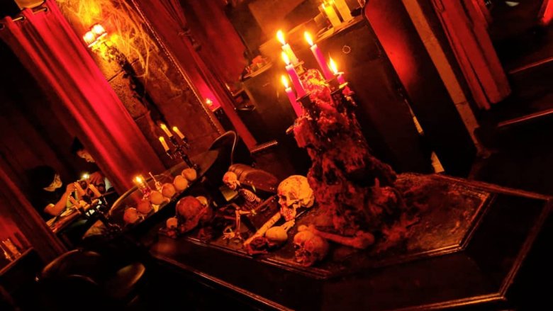 coffin in vampire cafe