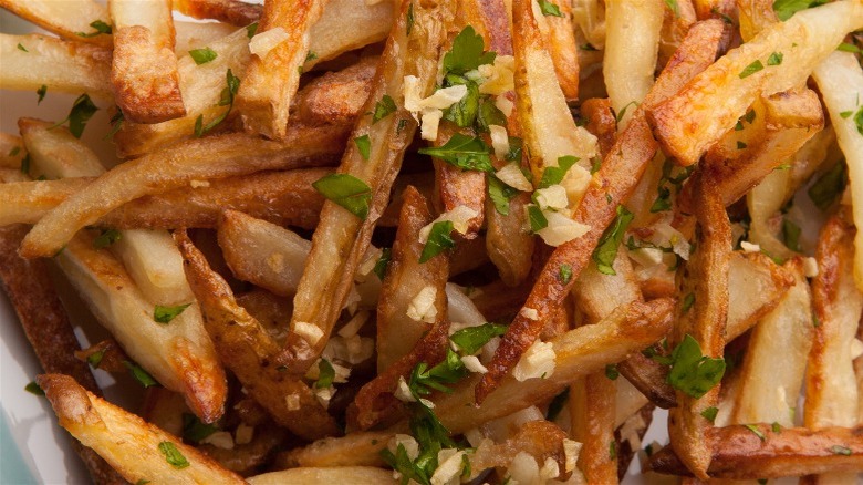 Garlic herb shoestring fries