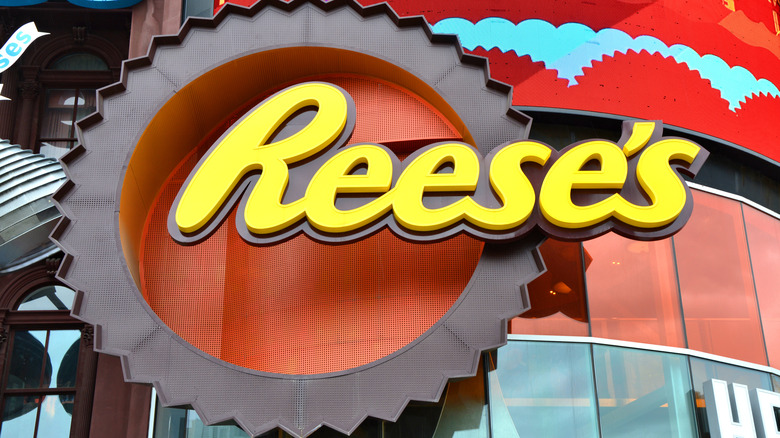 Reese's sign