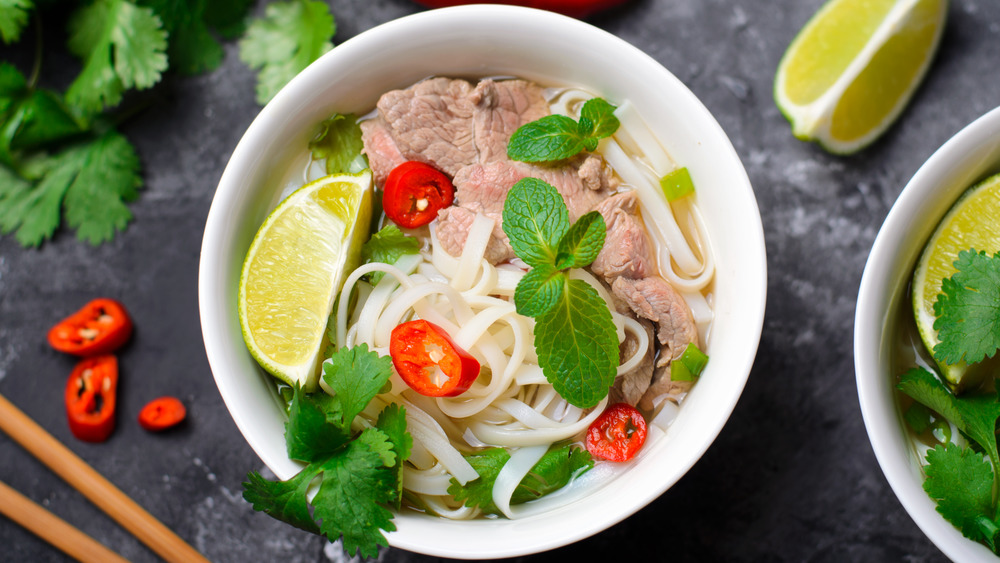 Rice noodles with pork, red chile pepper, lime and mint 