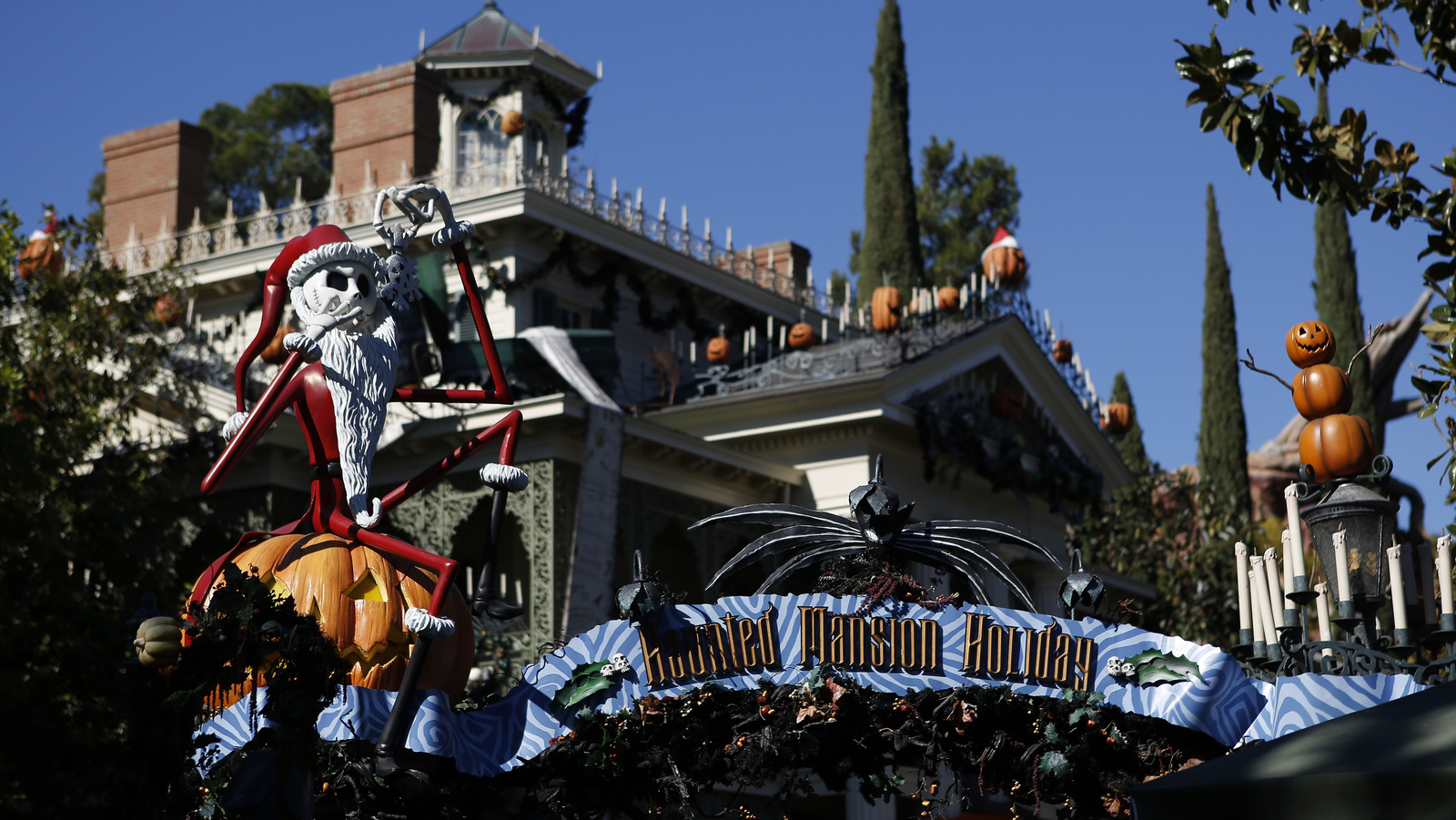 Disneyland's 2021 Haunted Mansion Gingerbread House Is Spookier Than Ever