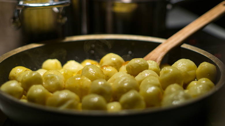 Cooking brunede kartofler
