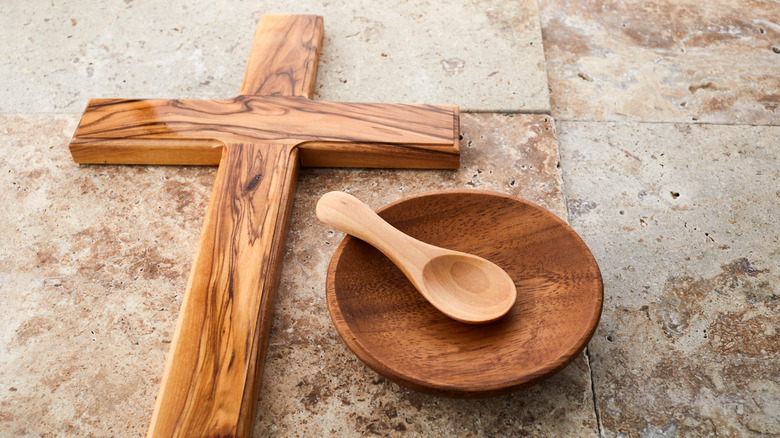 Wooden plate and empty cross