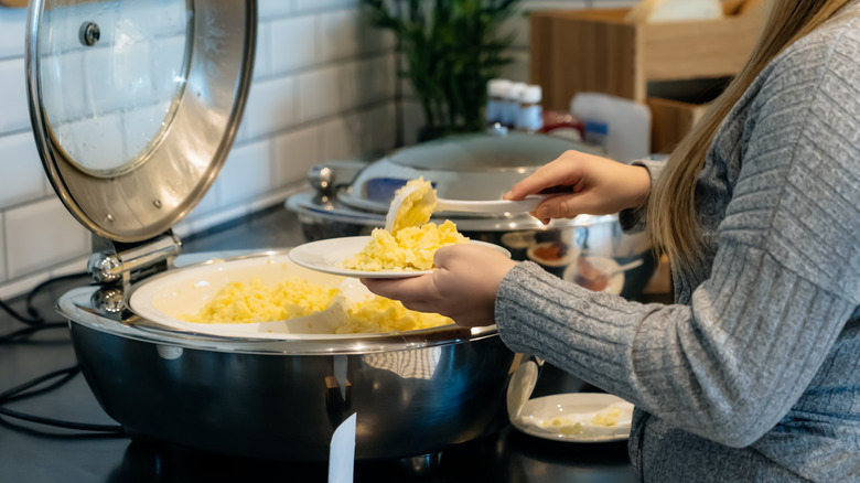 scrambled eggs from buffet tray