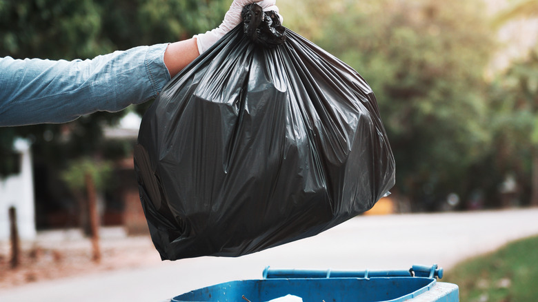  Kantong sampah hitam dibuang