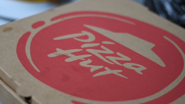 Modern pizza hut logo on box
