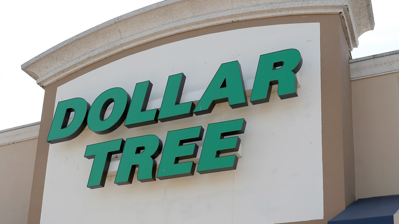 Exterior Dollar Tree sign