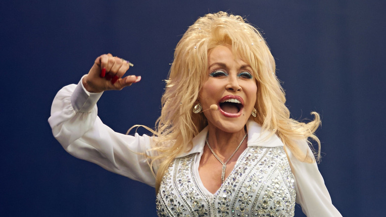 Dolly Parton sings in rhinestone outfit