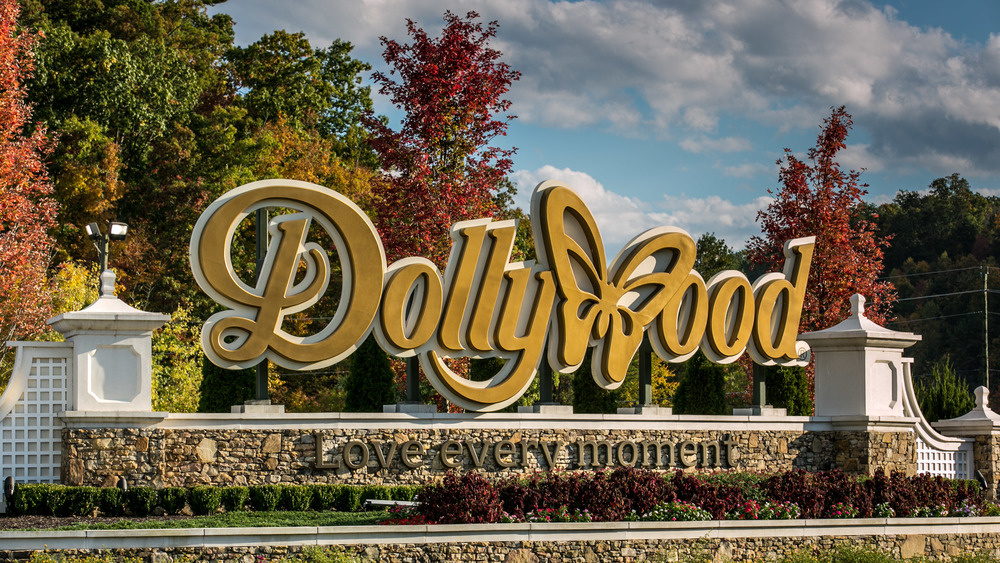 Dollywood entrance welcome sign 