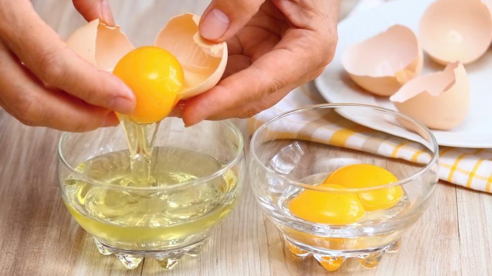 Cracking raw egg