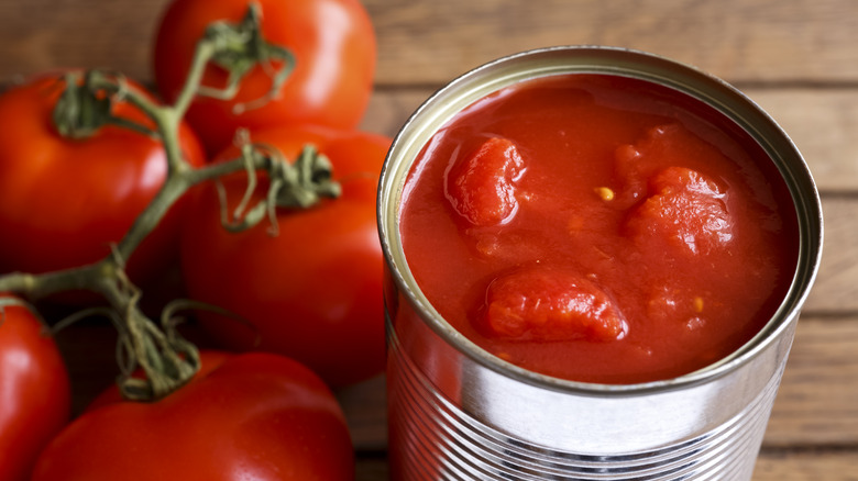 A tin of canned tomatoes