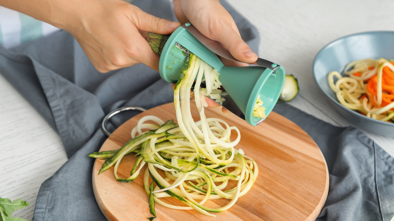 Spiralizer making zoodles