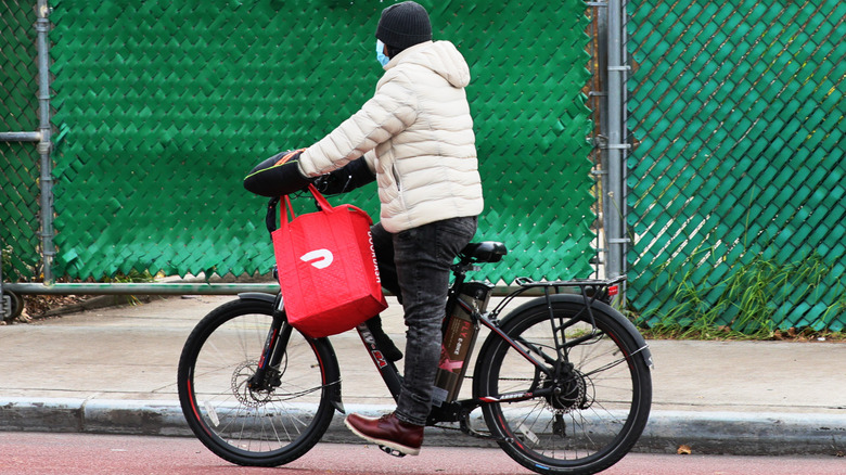 Dodávateľská osoba doordash na bicykli