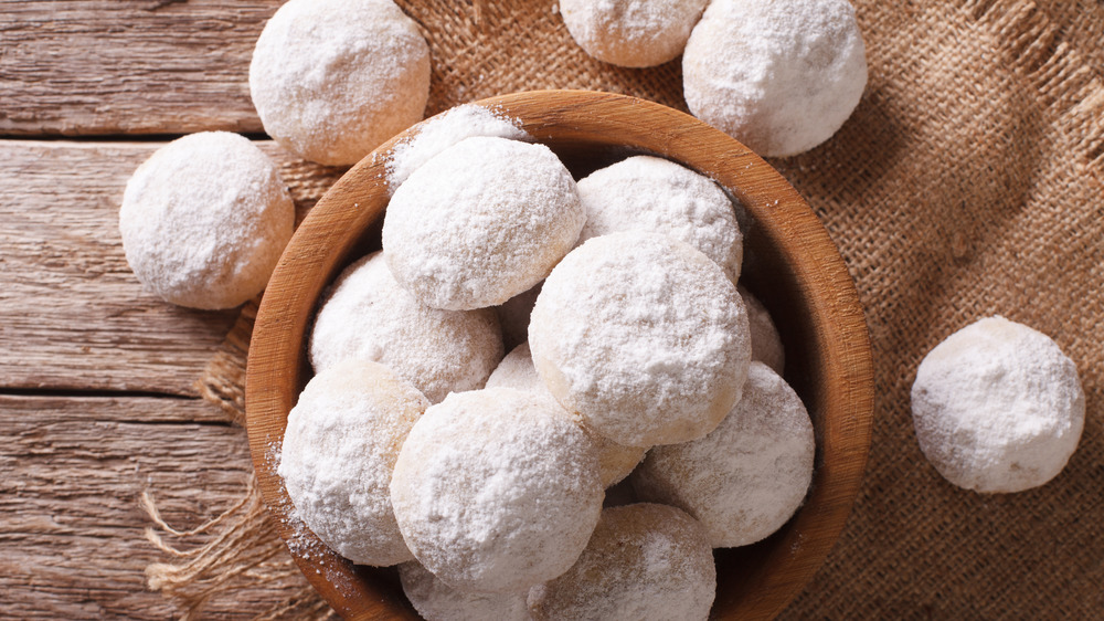 Mexican wedding cookies in bowl