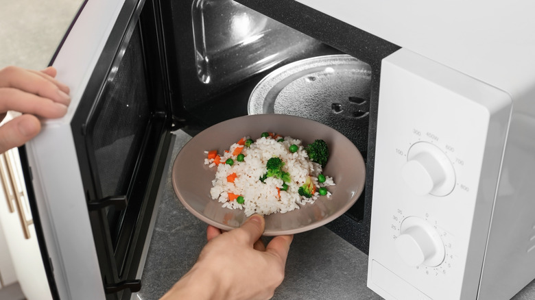 mettere un piatto di riso con le verdure nel microonde