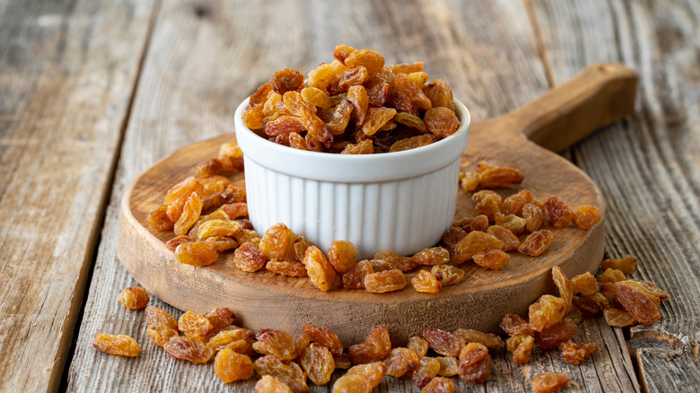 golden raisins in a ramekin