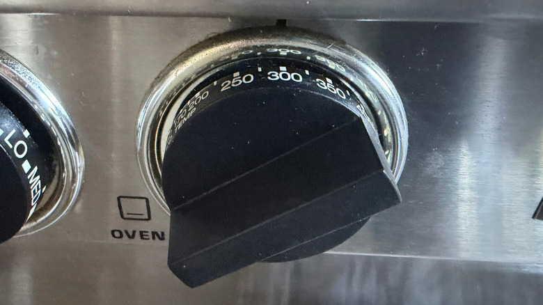 Oven temperature knob turned to 300 F