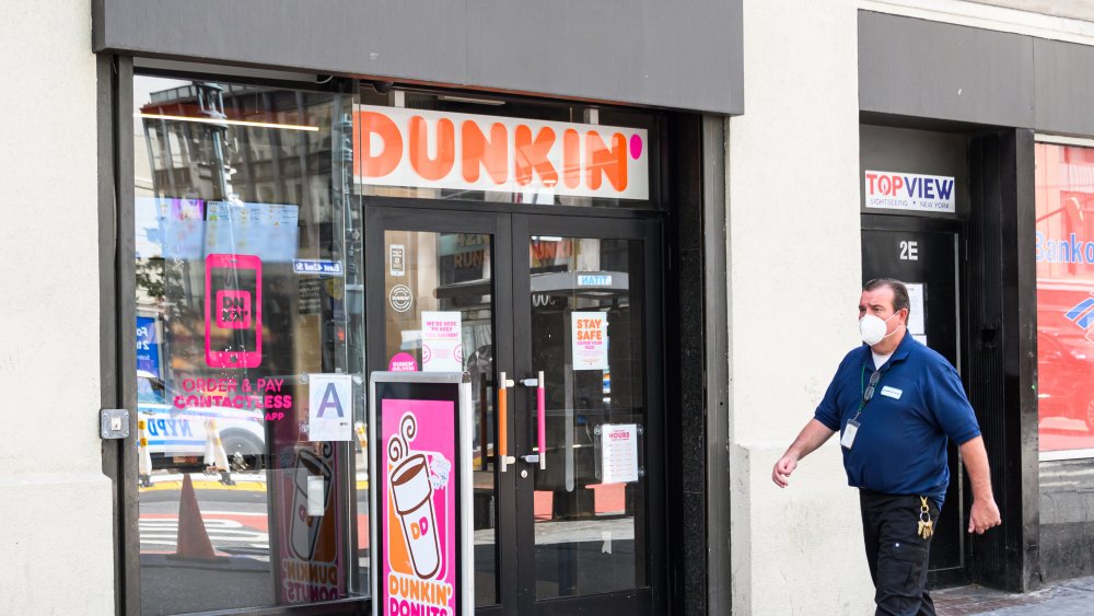 Dunkin' restaurant exterior