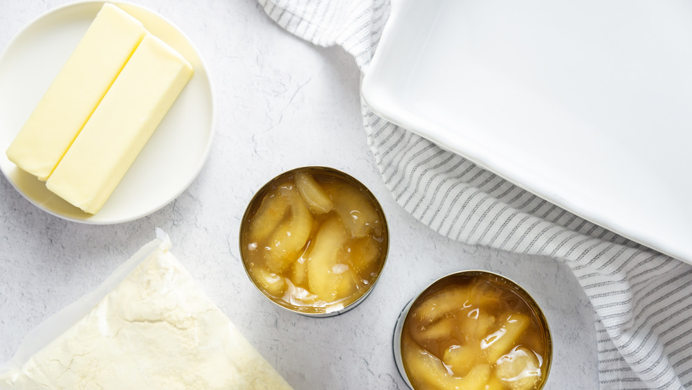 easy 3-ingredient apple dump cake ingredients