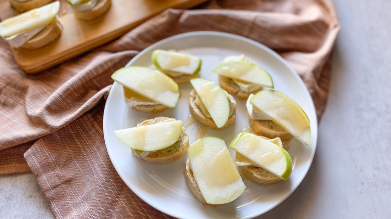 apple bruschetta on a plate