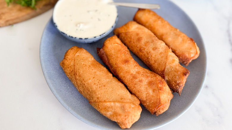 egg rolls with blue cheese dipping sauce