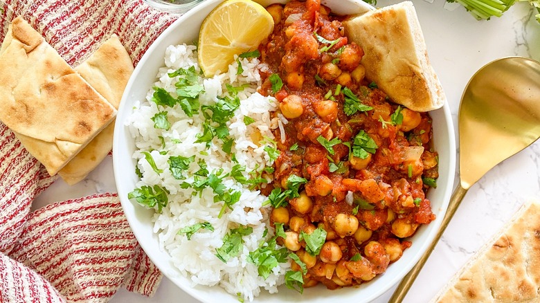 chana masala in bowl