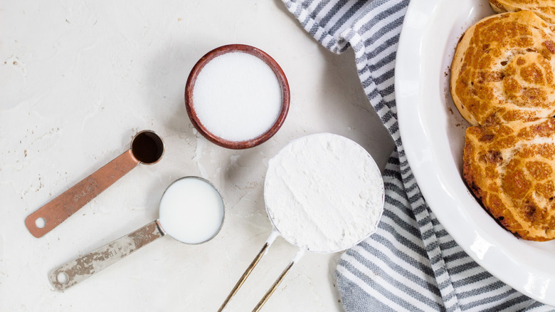   cinamono suktinukų glajų ingredientai