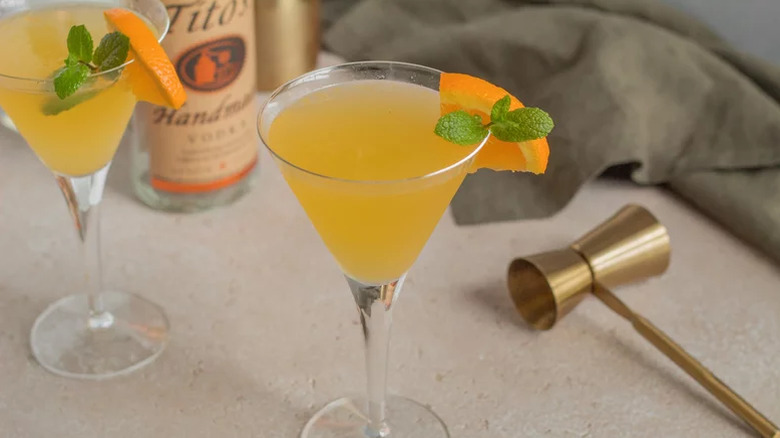 Two cocktails with mint leaves