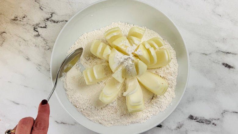 Sliced onion in flour mixture