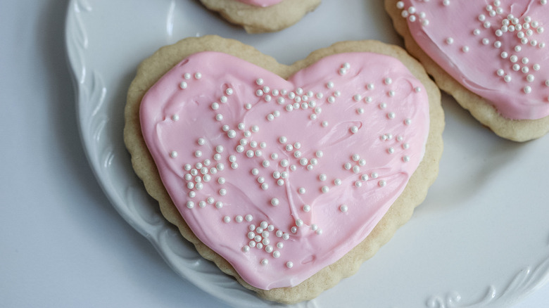 biscuits en forme de coeur sur une assiette