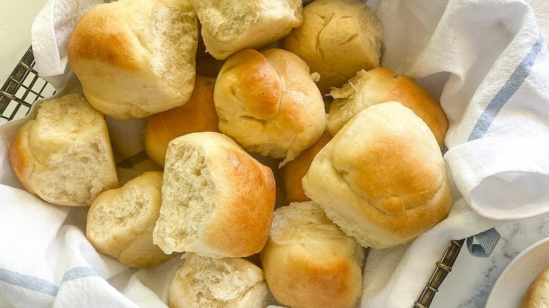 dinner rolls in basket