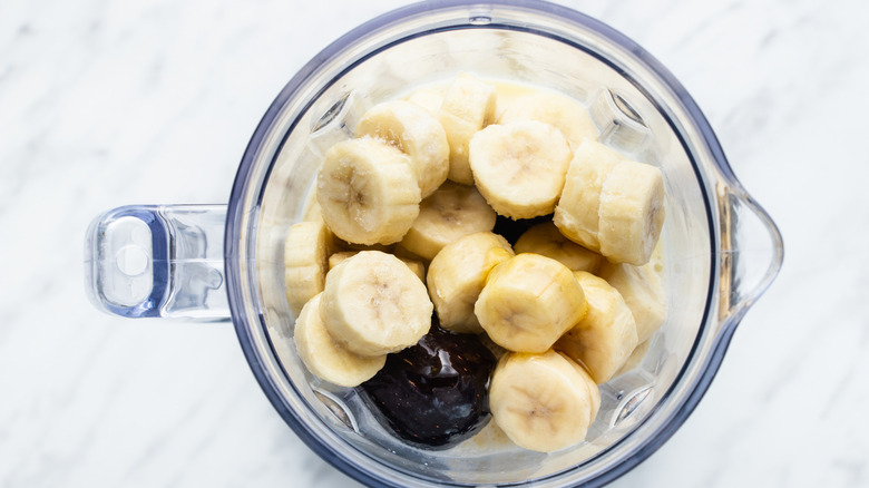 fig smoothie ingredients in blender 