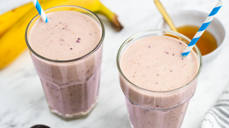 fig smoothie in glasses 