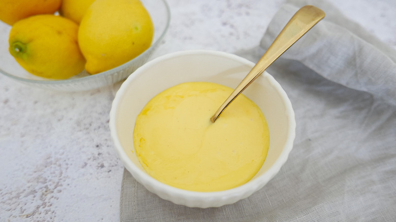 hollandaise sauce in bowl 