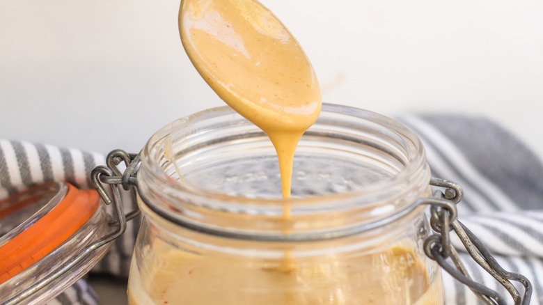 honey mustard in bowl 